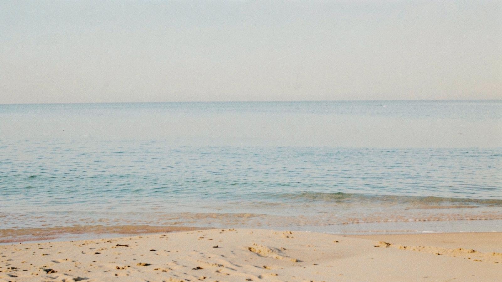 Calm ocean horizon